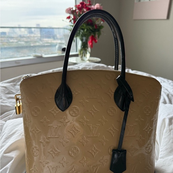 Louis Vuitton Beige Monogram Vernis Lockit PM Bag - Picture 2 of 12